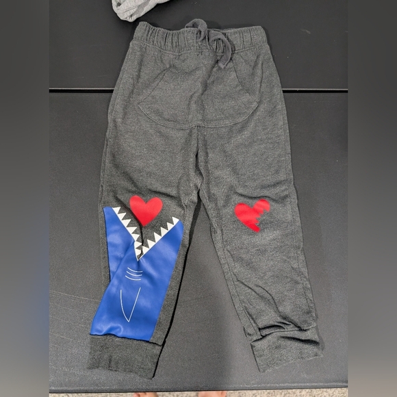 Cat & Jack Gray Shark Graphic T-Shirt and Pants Set - Valentines Theme - 3T - Picture 3 of 5